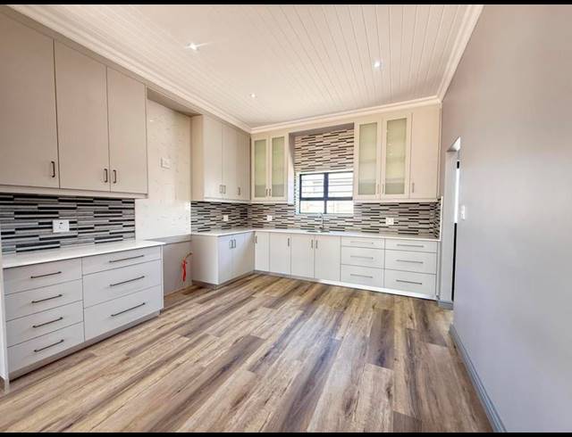 4 BEDROOM HOUSE FOR SALE IN TAFELZICHT